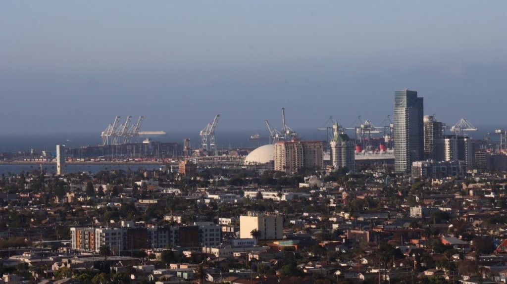 A city with cranes in the background

AI-generated content may be incorrect.