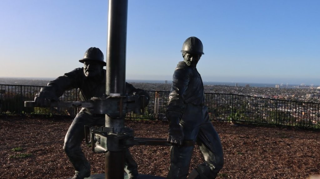 A statue of two people

AI-generated content may be incorrect.