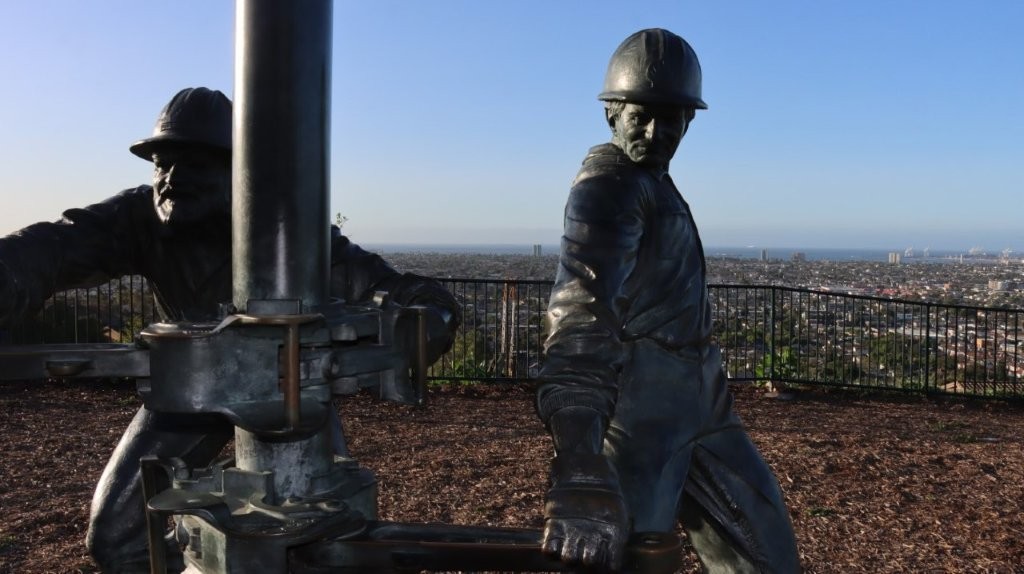A statue of a person in a helmet

AI-generated content may be incorrect.