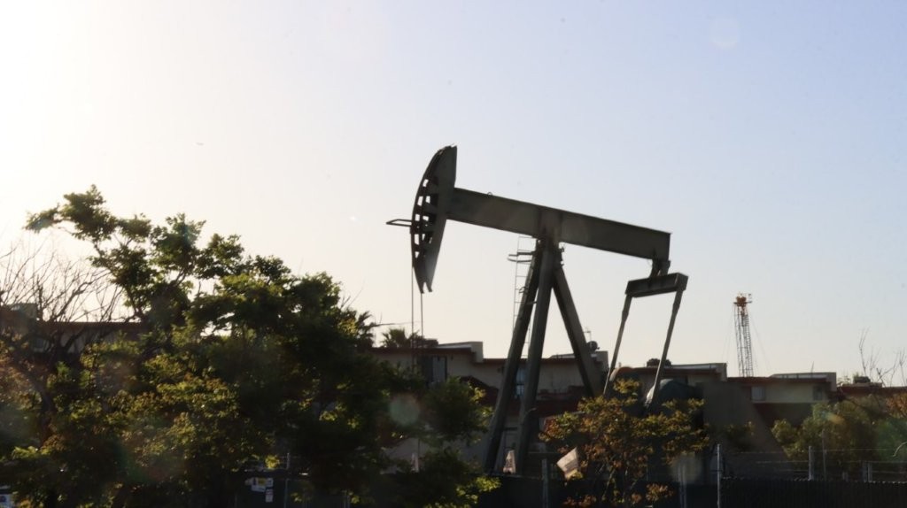 A large oil pump in the sun

AI-generated content may be incorrect.