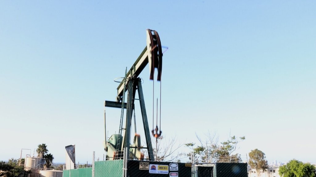 A oil rig with a blue sky

AI-generated content may be incorrect.