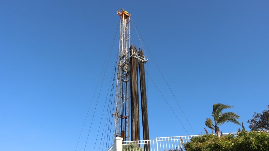 A large oil rig on a white fence

AI-generated content may be incorrect.