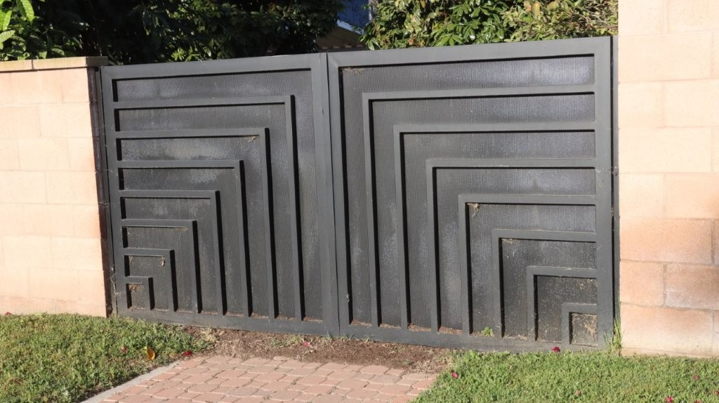 A large black gate with a square pattern

AI-generated content may be incorrect.