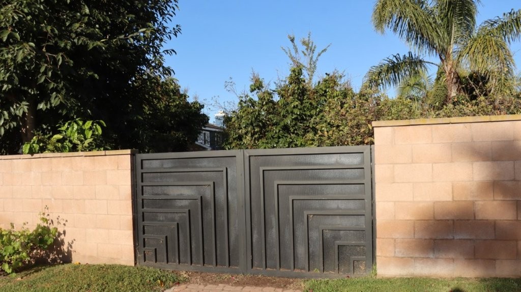 A gate with a design on it

AI-generated content may be incorrect.