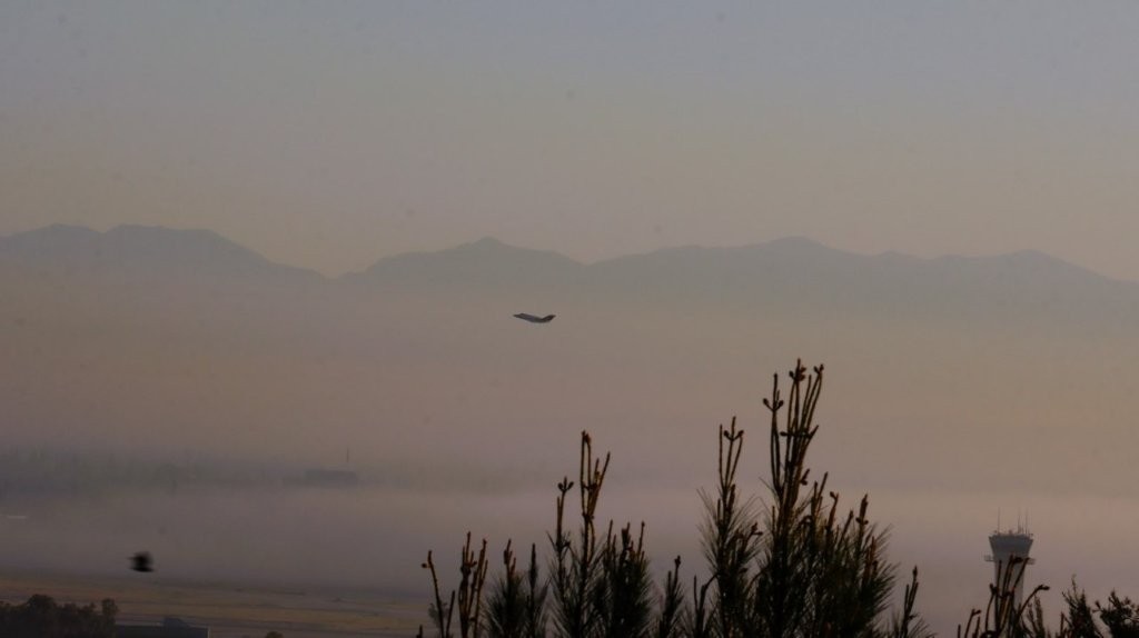 A plane flying in the sky

AI-generated content may be incorrect.