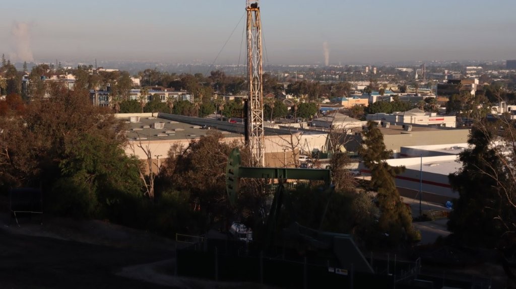 A tall tower in a city

AI-generated content may be incorrect.