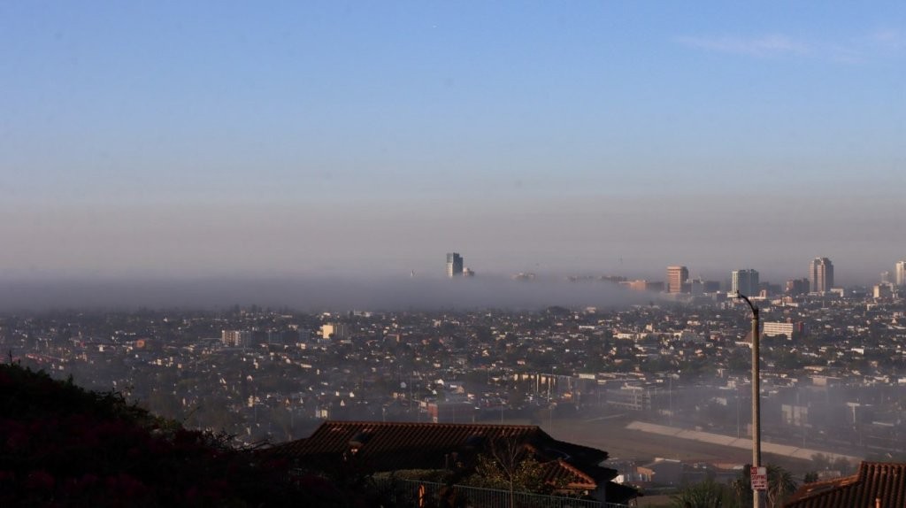 A city with fog in the background

AI-generated content may be incorrect.