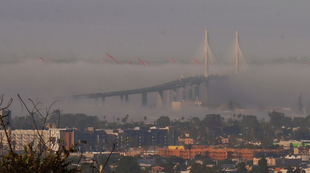 A bridge in the fog

AI-generated content may be incorrect.