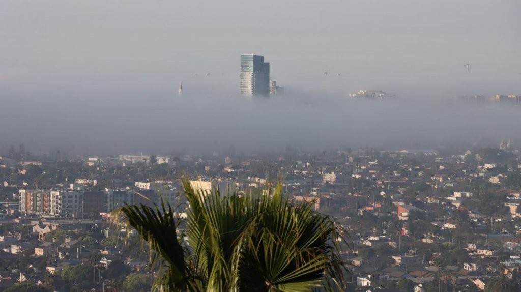A city with fog in the background

AI-generated content may be incorrect.