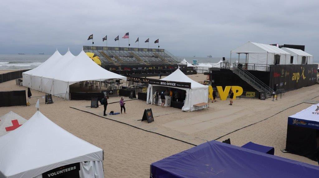 A group of tents on a beach

Description automatically generated