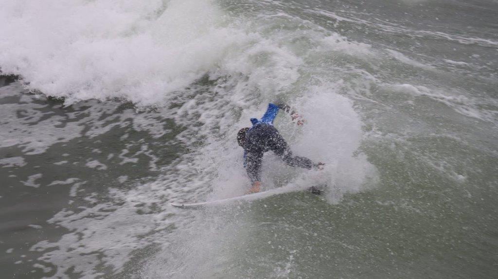 A person surfing in the ocean

Description automatically generated