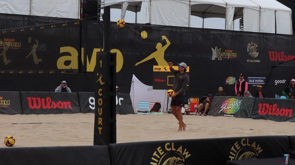 A person playing beach volleyball

Description automatically generated