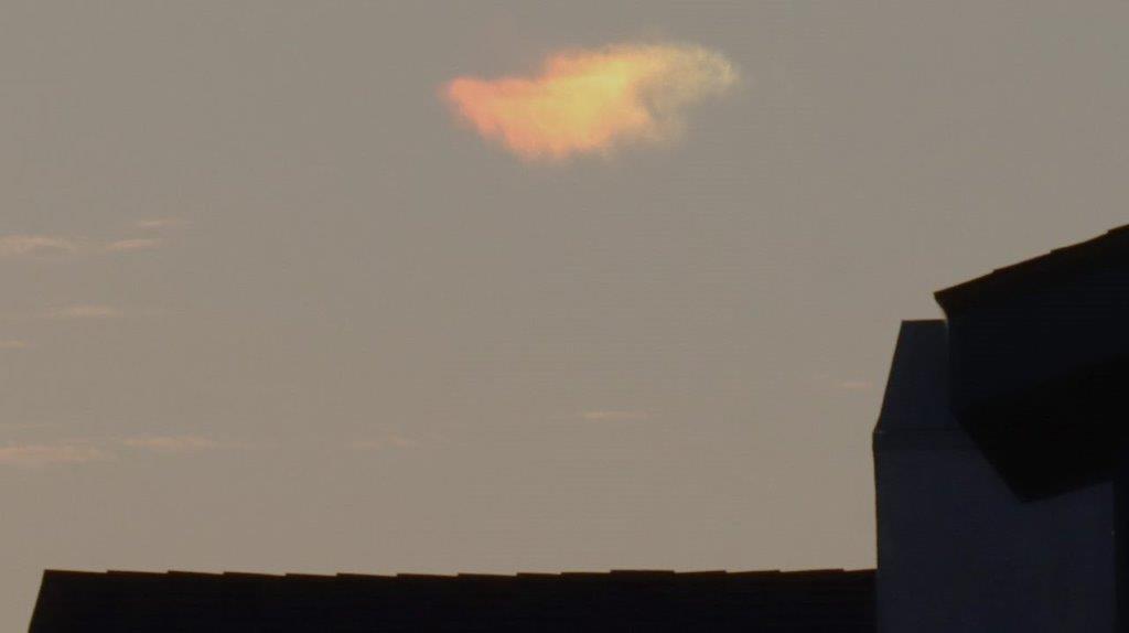 A cloud in the sky

Description automatically generated